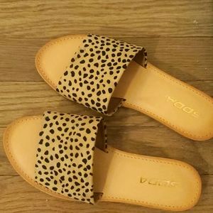 Nwot Soda size 6 animal print shoes